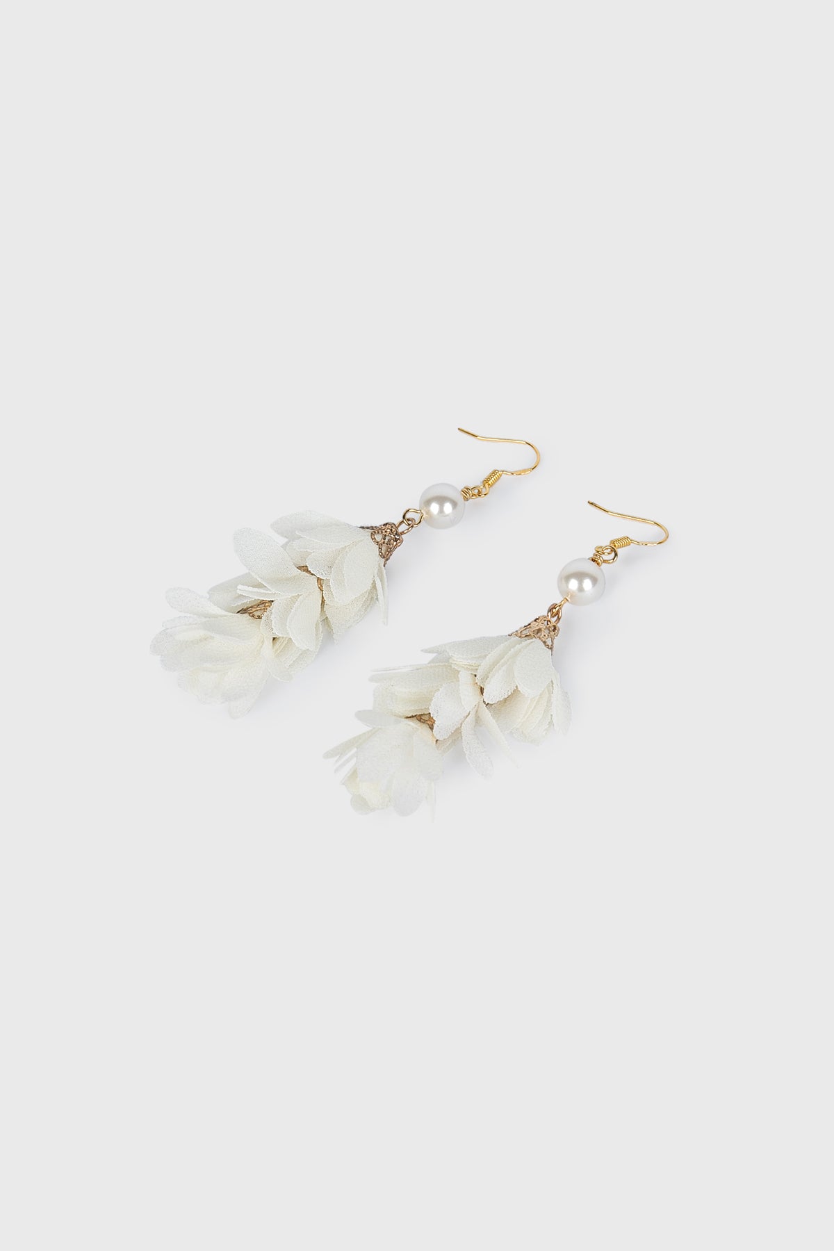 Lilith Earring in White Pearl